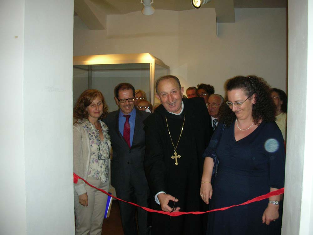 2-taglio-del-nastro-mostra-documentaria